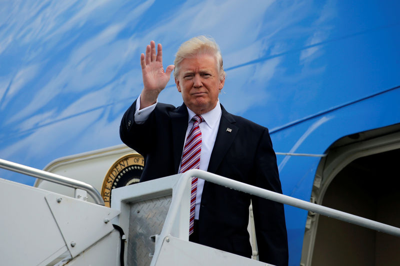 © Reuters. Trump arrives aboard Air Force One at Philadelphia International Airport in Philadelphia