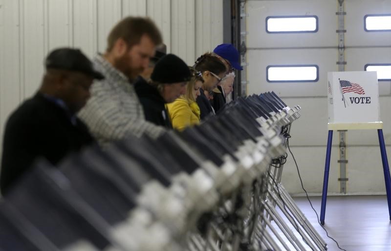 © Reuters. Voters cast their ballots during the U.S. presidential election in Ohio