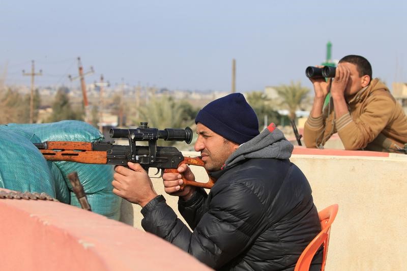 © Reuters. تحقيق-تبادل إطلاق النار عبر دجلة مع اقتراب معركة غرب الموصل