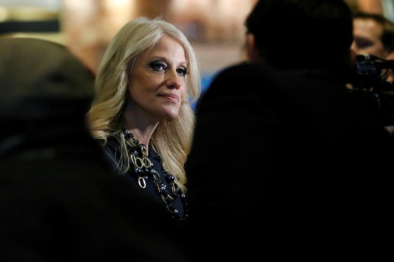 © Reuters. Kellyanne Conway, campaign manager and senior advisor to the Trump Presidential Transition Team, speaks to the media in the lobby of Trump Tower in Manhattan, New York