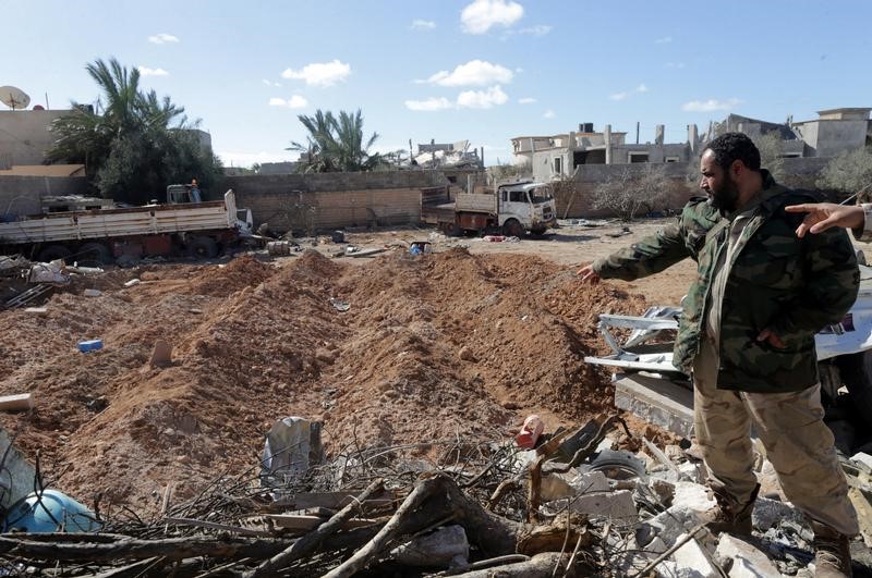 © Reuters. قوات ليبية تقول إنها عثرت على 90 جثة في موقعين قصفتهما طائرات أمريكية