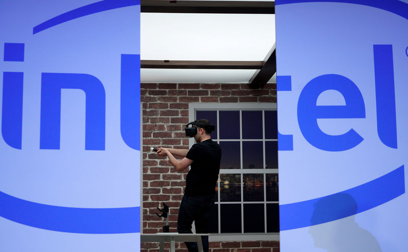 © Reuters. FILE PHOTO -  Gameplayers demonstrate vitual reality headsets during the Intel press conference at CES in Las Vegas