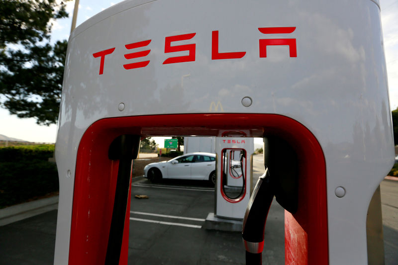 © Reuters. FILE PHOTO - A Tesla Model S charges at a Tesla Supercharger station in Cabazon, California