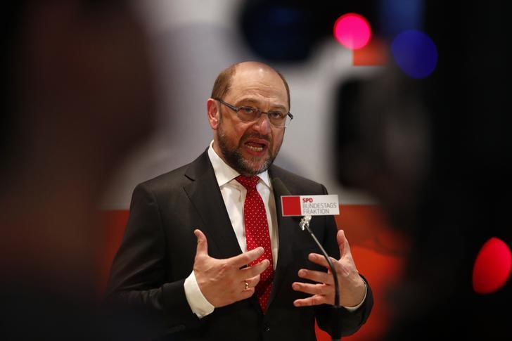 © Reuters. O ex-presidente do Parlamento europeu, Martin Schulz, fala com repórteres após reunião do Partido Social Democrata (SPD) em Berlim, na Alemanha