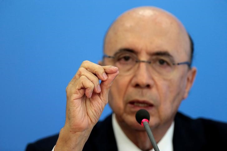 © Reuters. Ministro da Fazenda, Henrique Meirelles, gesticula durante entrevista em Brasília