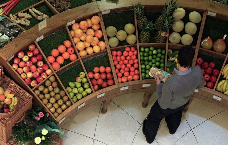© Reuters. A customer looks at fruit in a store in central London