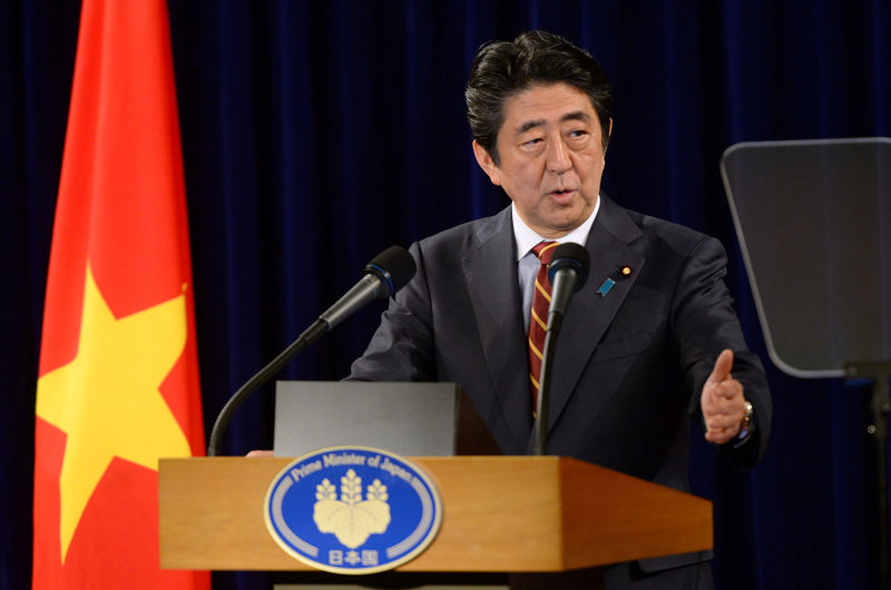 © Reuters. Japanese Prime Minister Shinzo Abe speaks during a press conference in Hanoi