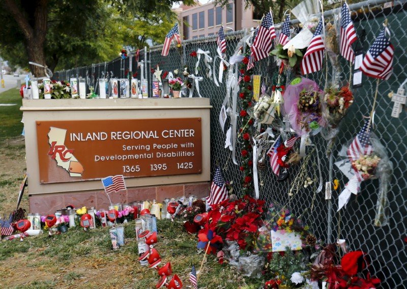 © Reuters. File photo of a memorial standing outside the Inland Regional Center (IRC) where 14 people were massacred last month by a married couple inspired by Islamist militants in San Bernardino