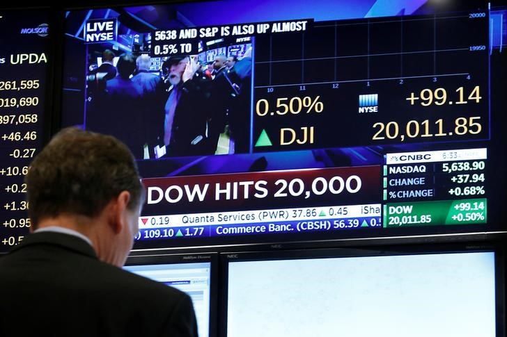 © Reuters. Трейдер на торгах Нью-Йоркской фондовой биржи