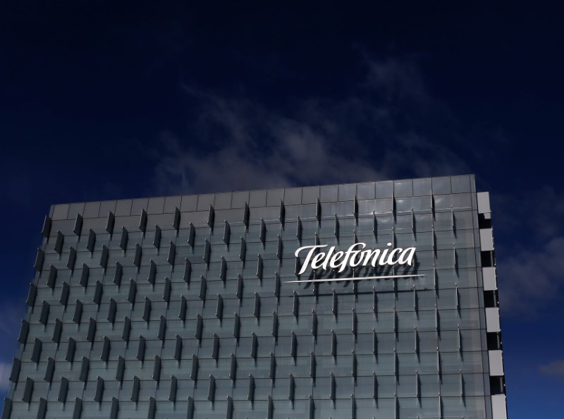© Reuters. igLogo of Spain's Telefonica is seen on its headquarters outside Madrid