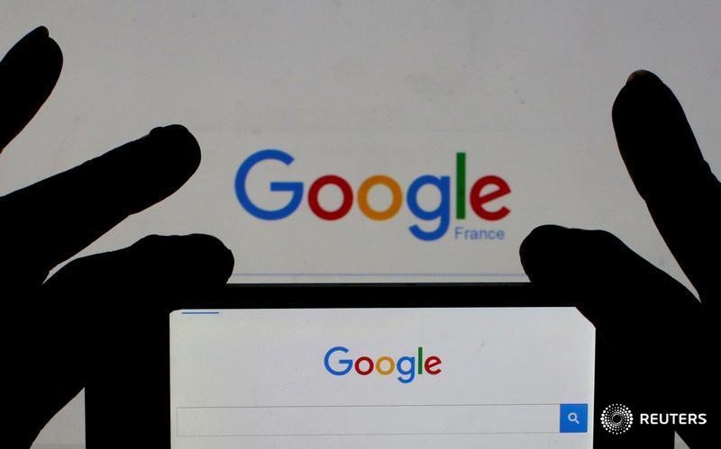 © Reuters. Логотип Google на странице поисковика, отображающейся на мониторе