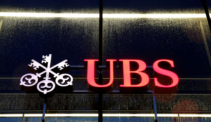 © Reuters. FILE PHOTO -  Logo of Swiss bank UBS is seen in Zurich