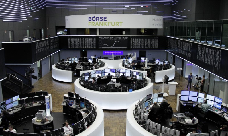 © Reuters. Las bolsas europeas caen con UBS lastrando a los bancos; Tesco sube