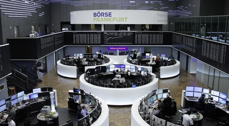 © Reuters. أسهم أوروبا تنخفض صباحا مع تأثر البنوك بنتائج يو.بي.إس