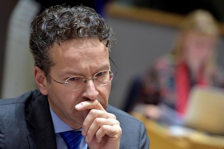 © Reuters. Dutch Finance Minister and Eurogroup President Dijsselbloem looks down during a eurozone finance ministers meeting in Brussels