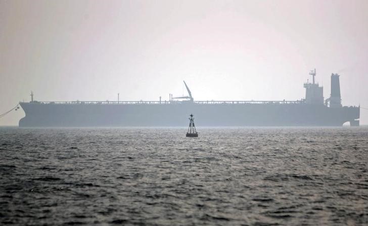 © Reuters. Нефтяной танкер в иранском порту Эселуйе в Персидском заливе