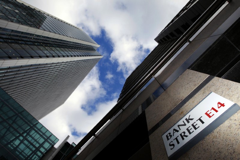 © Reuters. A sign for Bank Street and high rise offices are pictured in the financial district Canary Wharf in London