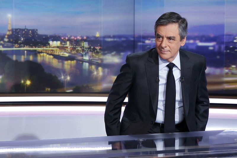 © Reuters. Francois Fillon, former French prime minister, member of The Republicans political party and 2017 presidential candidate of the French centre-right, is seen prior to a prime-time news broadcast in the studios of TF1 in Boulogne-Billancourt