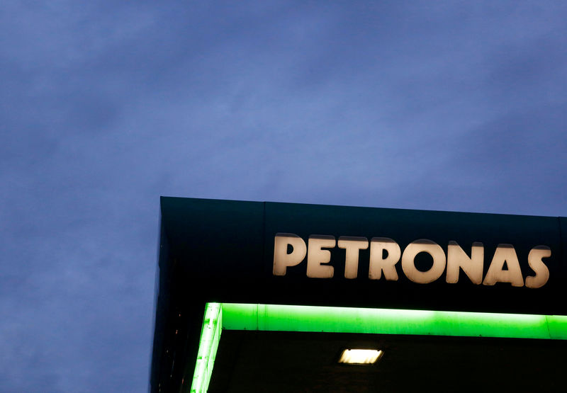 © Reuters. FILE PHOTO -  A logo of a Petronas fuel station is seen against a darkening sky in Kuala Lumpur