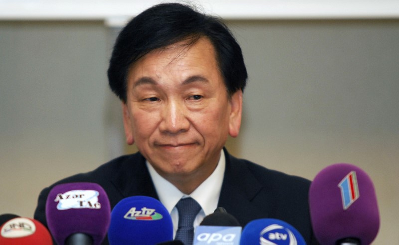 © Reuters. AIBA President Wu Ching-Kuo attends a news conference in Baku