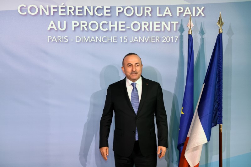 © Reuters. Turkish Foreign Minister Mevlut Cavusoglu poses as he arrives for the Mideast peace conference in Paris