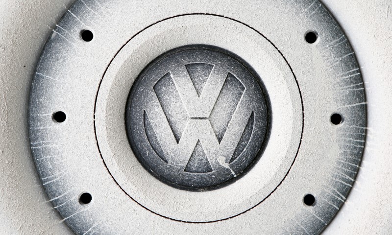 © Reuters. A Volkswagen logo is seen on the wheel of a car in Grafenwoehr