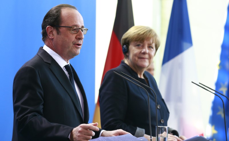 © Reuters. German Chancellor Merkel and French President Hollande address the media at the Chancellery in Berlin
