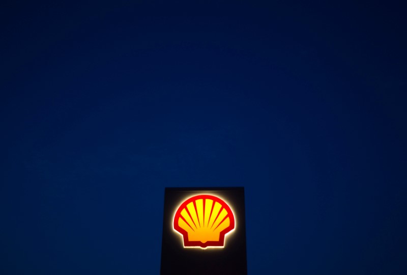 © Reuters. A Shell oil and gas sign is pictured near Nowshera