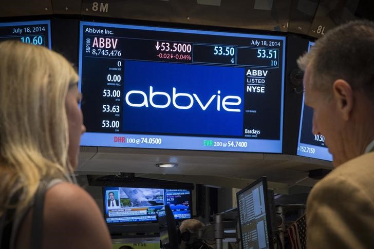 © Reuters. A screen displays the share price for pharmaceutical maker AbbVie on the floor of the New York Stock Exchange