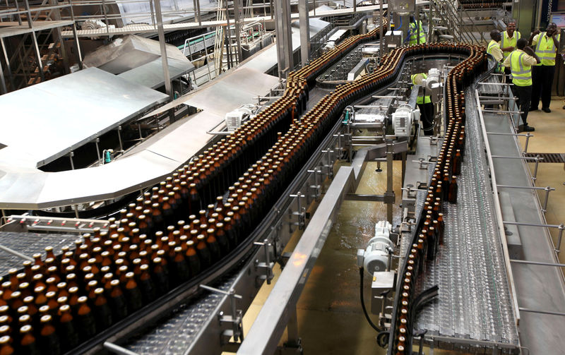 © Reuters. Beer bottles roll on a conveyor belt at the East African Breweries Ruaraka factory in Kenya's capital Nairobi