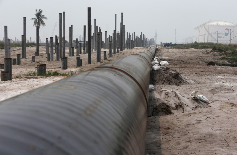 © Reuters. FILE PHOTO -  An oil pipeline is laid next to the Vopak-Dialog oil storage facility and a Refinery and Petrochemical Integrated Development project construction site in Pangerang in Malaysia's southern state of Johor