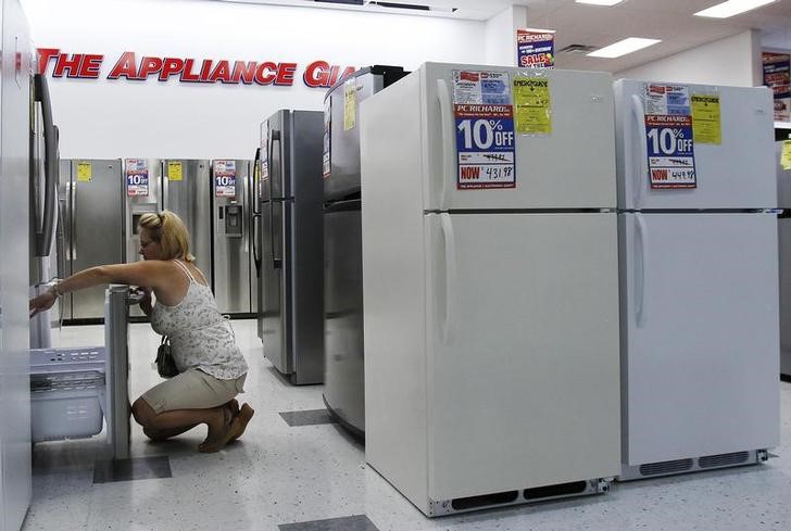 © Reuters. A woman shops for refrigerators at a store in New York