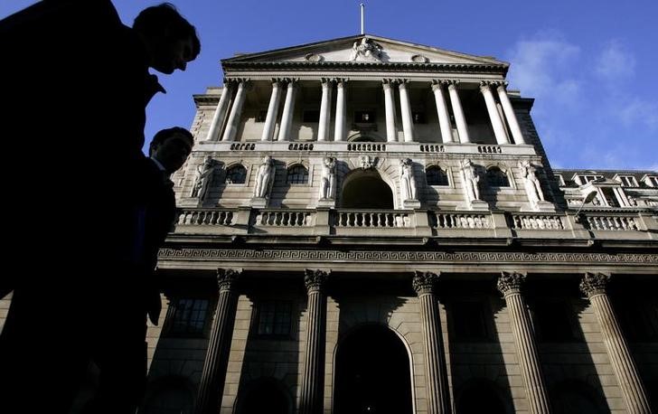 © Reuters. City workers walk past the Bank of England in central London