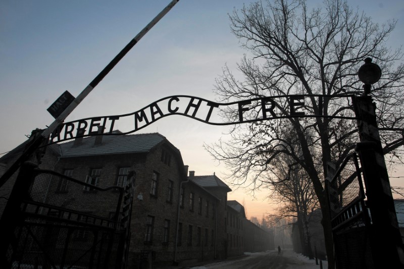 © Reuters. The Nazi slogan "Arbeit macht frei" (Work sets you free) is pictured at the gates of the former Nazi German concentration and extermination camp Auschwitz-Birkenau in Oswiecim