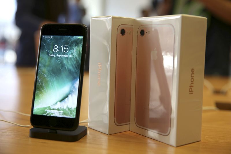 © Reuters. FILE PHOTO - The new iPhone 7 smartphone goes on sale inside an Apple Inc. store in Los Angeles