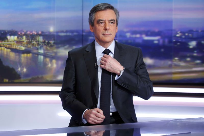 © Reuters. Francois Fillon, former French prime minister, member of The Republicans political party and 2017 presidential candidate of the French centre-right, adjusts his tie prior to a prime-time news broadcast in the studios of TF1 in Boulogne-Billancourt