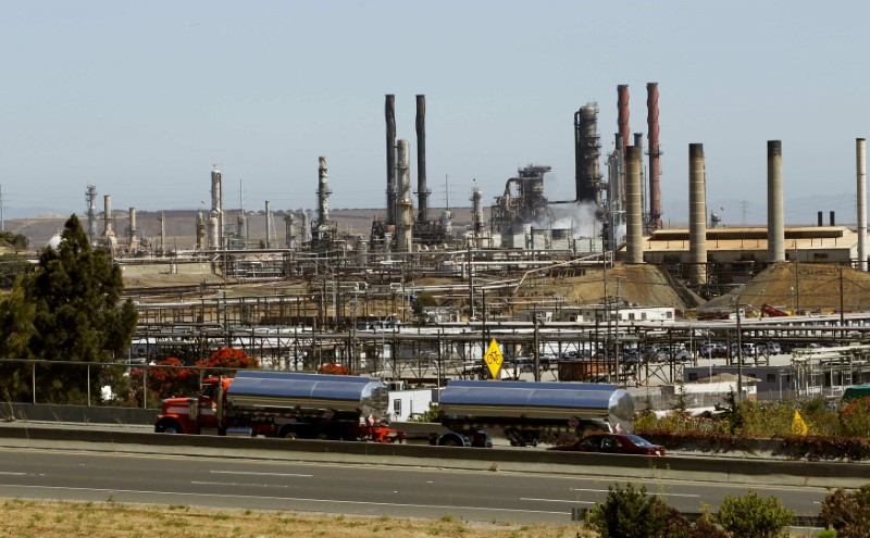 © Reuters. НПЗ Chevron Corp в Ричмонде, Калифорния