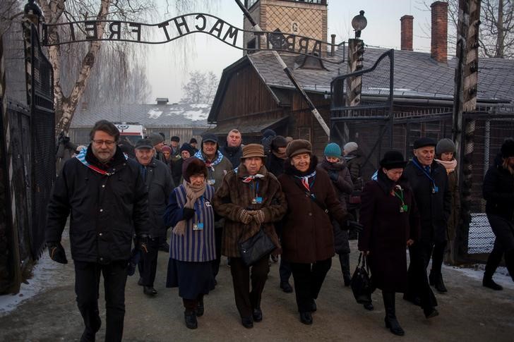 © Reuters. Sobreviventes prestam homenagem a vítimas de Auschwitz