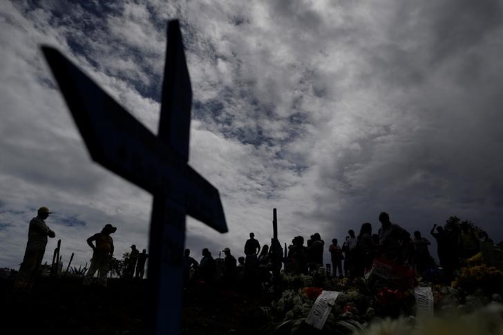 © Reuters. Parentes em funeral de um dos presos mortos em Manaus