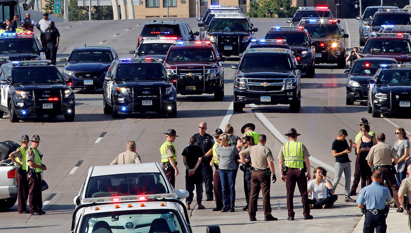 © Reuters. FILE PHOTO --  Police arrest people blocking freeway in Minneapolis