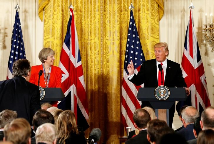 © Reuters. A primeira-ministra britânica, Theresa May, e o presidente dos EUA, Donald Trump