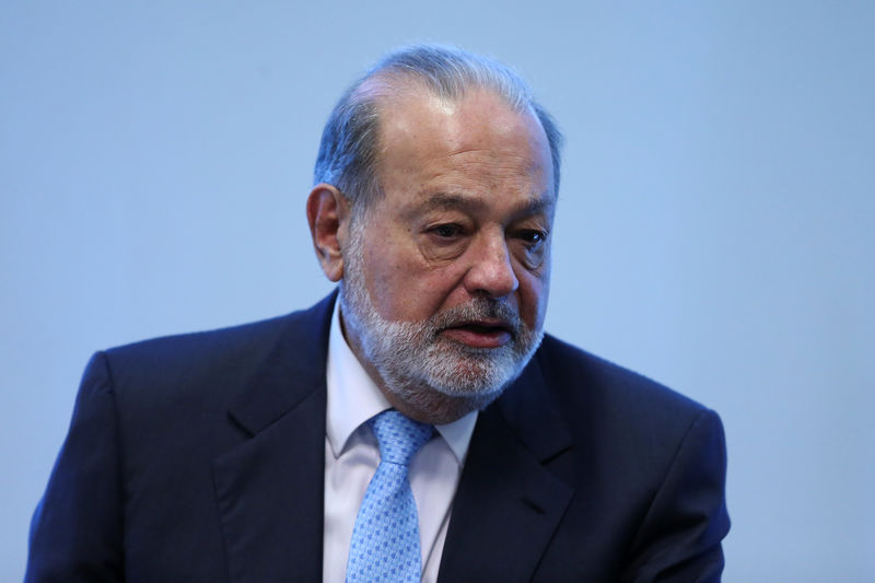 © Reuters. Mexican billionaire Carlos Slim speaks during a news conference in Mexico City