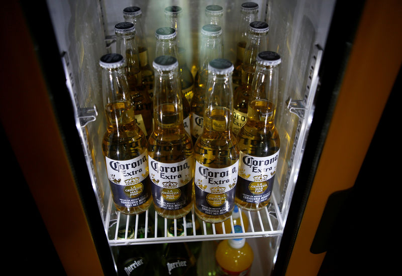 © Reuters. Bottles of Corona beer, the flagship brand of Group Modelo, are pictured at a restaurant in Mexico City