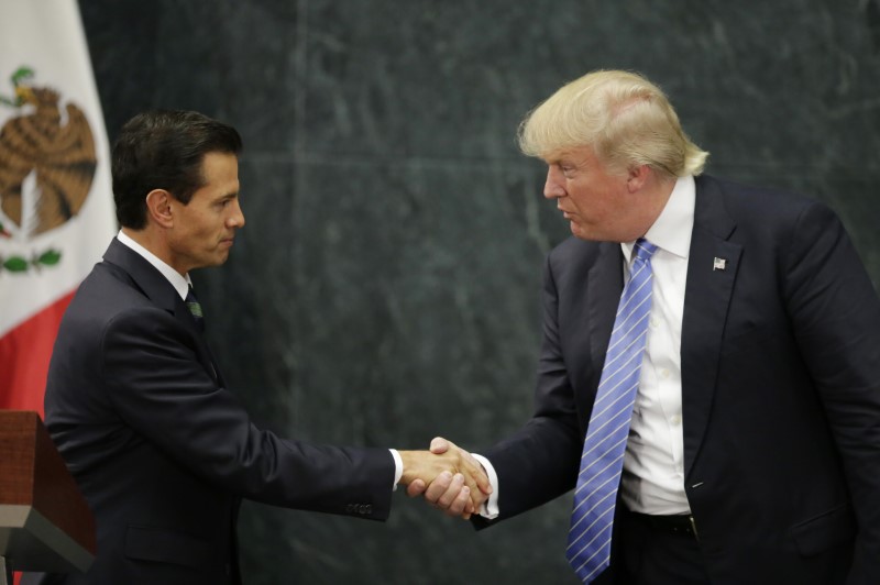 © Reuters. Trump e Peña Nieto durante encontro na Cidade do México