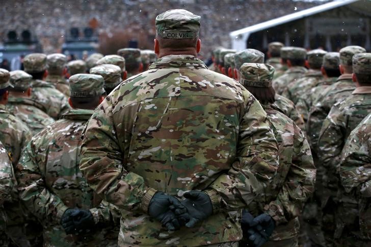 © Reuters. U.S. army soldiers attend an official welcoming ceremony for U.S. troops deployed to Poland as part of NATO build-up in Eastern Europe in Zagan