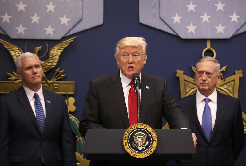 © Reuters. U.S. President Trump speaks at swearing-in ceremony for Defense Secretary Mattis at the Pentagon in Washington