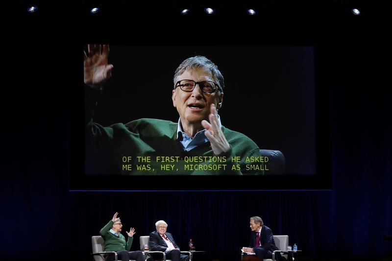 © Reuters. Bill Gates is seen on a video screen as Warren Buffett, chairman and CEO of Berkshire Hathaway, and moderator Charlie Rose listen at Columbia University in New York