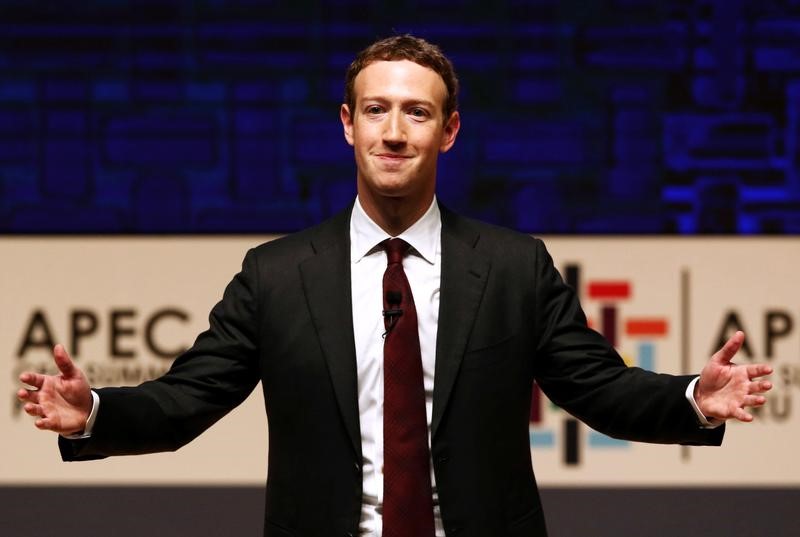 © Reuters. Facebook CEO Mark Zuckerberg gestures while addressing the audience during a meeting of the APEC (Asia-Pacific Economic Cooperation) Ceo Summit in Lima