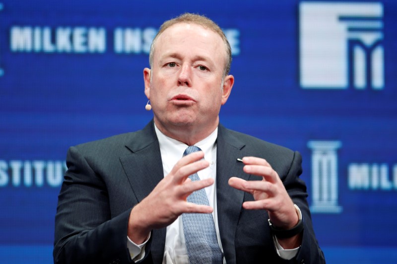 © Reuters. Kevin Turner, Chief Operating Officer of Microsoft, speaks at the Milken Institute Global Conference in Beverly Hills