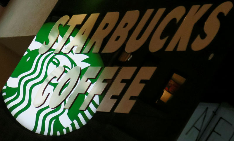 © Reuters. FILE PHOTO --  A Starbucks logo is seen at a Starbucks coffee shop in Vienna